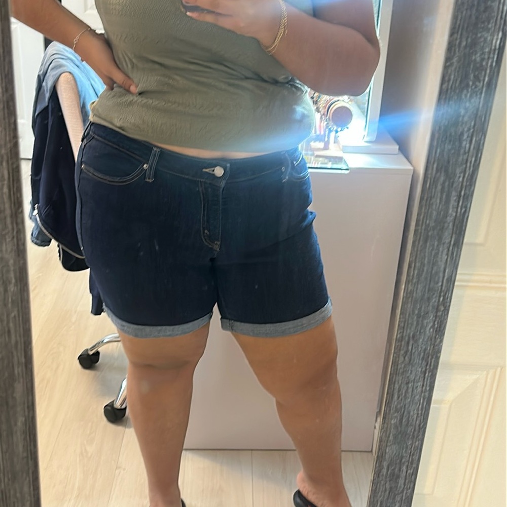 Levi Dark Wash Denim Shorts 🩳